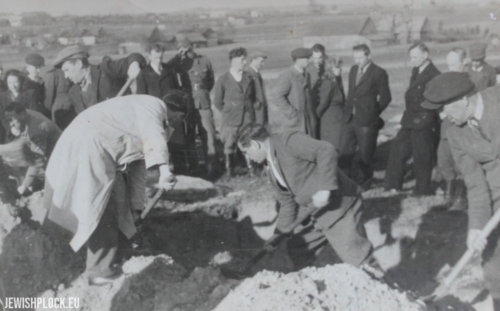 Exhumation of 25 Jews murdered by the Germans during World War II, October 21, 1946